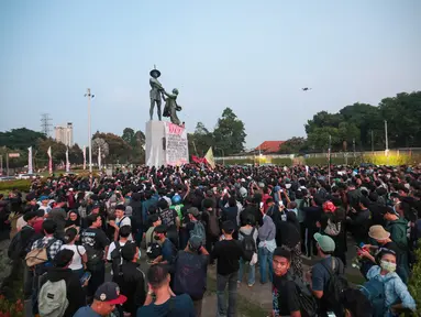 Suasana di kawasan Monumen Tugu Tani, Menteng, Jakarta Pusat, saat aksi Aliansi Mahasiswa Komite Selamatkan Daulat Rakyat (Sadar), Selasa (20/10/2026) sore. Sejumlah mahasiswa memanjat monumen dan membentangkan spanduk raksasa berisi kritik serta tuntutan terhadap pemerintah, bertepatan dengan dua tahun pemerintahan Prabowo-Gibran.(KLY/Budy Santoso)