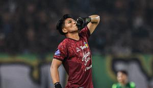 Selebrasi pemain PSIM Yogyakarta, Cahya Supriadi saat timnya berhasil mecetak gol ke gawang Persebaya Surabaya&nbsp;pada BRI Super League 2025/2026 di Stadion Gelora Bung Tomo, Surabaya,&nbsp;Jumat (8/8/2025). (Bola.com/Abdul Aziz)&nbsp;