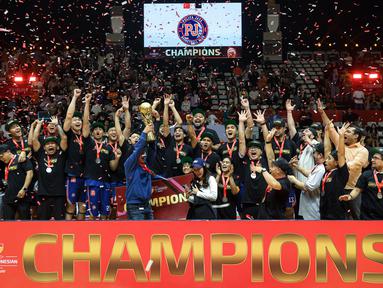 Pemain, pelatih, dan ofisial Pelita Jaya merayakan kemenangan timnya dalam gim ketiga final IBL All Indonesia 2024 yang berlangsung di Hall Basket, Senayan, Jakarta, Sabtu (06/10/2024). Pelita Jaya menang atas Satria Muda dengan skor 75-70. (Bola.com/Bagaskara Lazuardi)