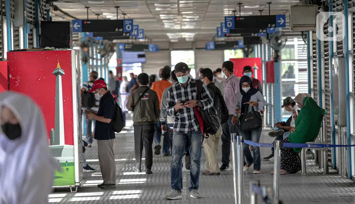 Suasana Halte Harmoni di Jakarta, Senin (10/1/2022). Selama PPKM Level 2, jam operasional bus Transjakarta dimulai pukul 05.00-21.30 WIB dan untuk layanan angkutan malam hari mulai pukul 21.31-22.30 WIB. (Liputan6.com/Faizal Fanani)