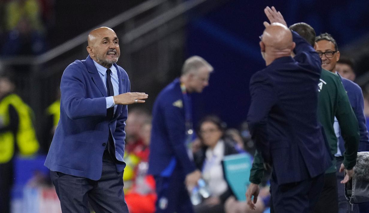 Pelatih Timnas Italia, Luciano Spalletti (kiri) dan pelatih Timnas Spanyol, Luis de la Fuente saling beradu argumen saat laga matchday kedua Grup B Euro 2024 di Arena Aufschalke, Gelsenkirchen, Jerman, Kamis (20/6/2024). (AP Photo/Manu Fernandez)