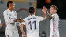 Para pemain Real Madrid merayakan gol yang dicetak oleh Marco Asensio ke gawang Sevilla pada laga Liga Spanyol di Stadion Alfredo di Stefano, Minggu (10/5/2021). Kedua tim bermain imbang 2-2. (AP/Manu Fernandez)