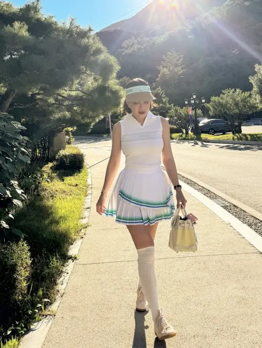 <p>Gemar berloahraga, outfit Shandy Aulia curi perhatian. Kali ini, ia tampil dengan outfit golf lengkap dengan tas Hermes yang dijinjing. [Foto: Instagram/ Shandy Aulia]</p>