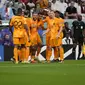 Pemain Belanda merayakan gol pertama timnya ke gawang Qatar yang dicetak oleh Cody Gakpo saat matchday ketiga Grup A Piala Dunia 2022 di Stadion Al Bayt, Selasa (29/11/2022). (AP/Lee Jin-man)