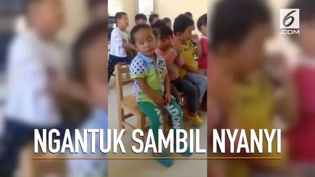 Seorang balita mencoba tetap bernyanyi dalam sebuah acara walaupun mengantuk berat.