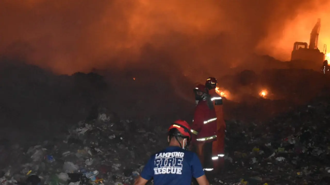 Proses pemadaman api di TPA Bakung, pada Jumat (13/10/2023).