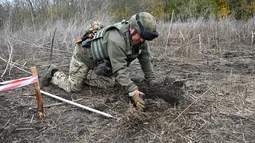 Ukraina menghadapi tugas besar untuk membersihkan ranjau di wilayah yang berada di bawah pendudukan Rusia. (SERGEY BOBOK / AFP)