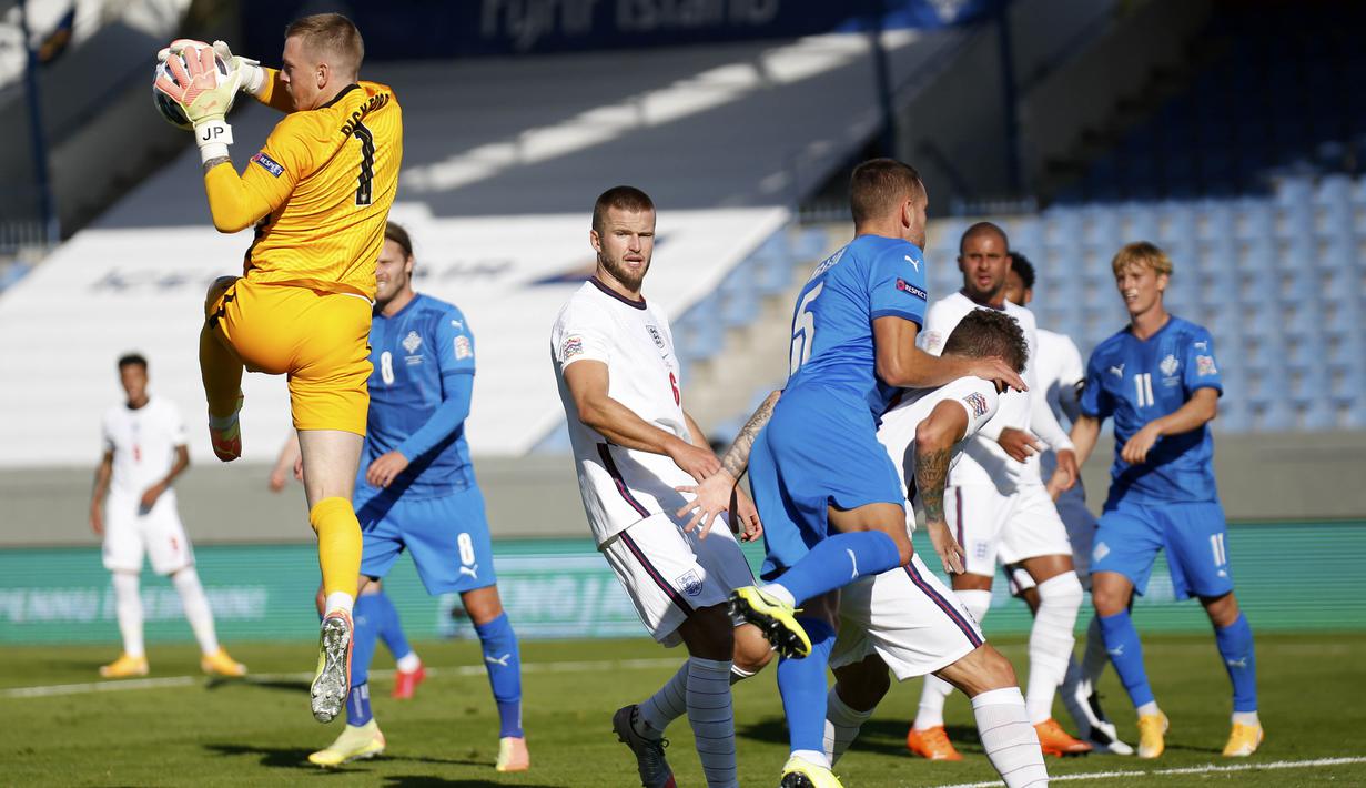 Kiper Inggris, Jordan Pickford, menangkap bola saat melawan Islandia pada laga UEFA Nations League di Stadion Laugardalsvollur, Minggu (6/9/2020). Inggris menang tipis dengan skor 1-0. (AP/Brynjar Gunnarson)