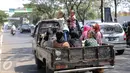 Kendaraan bak terbuka berisi warga melintasi jalan Ibukota Jakarta, Minggu (19/7/2015). Meskipun membahayakan, mobil pick up menjadi pilihan warga untuk bersilaturahmi saat momen Lebaran. (Liputan6.com/Faizal Fanani)