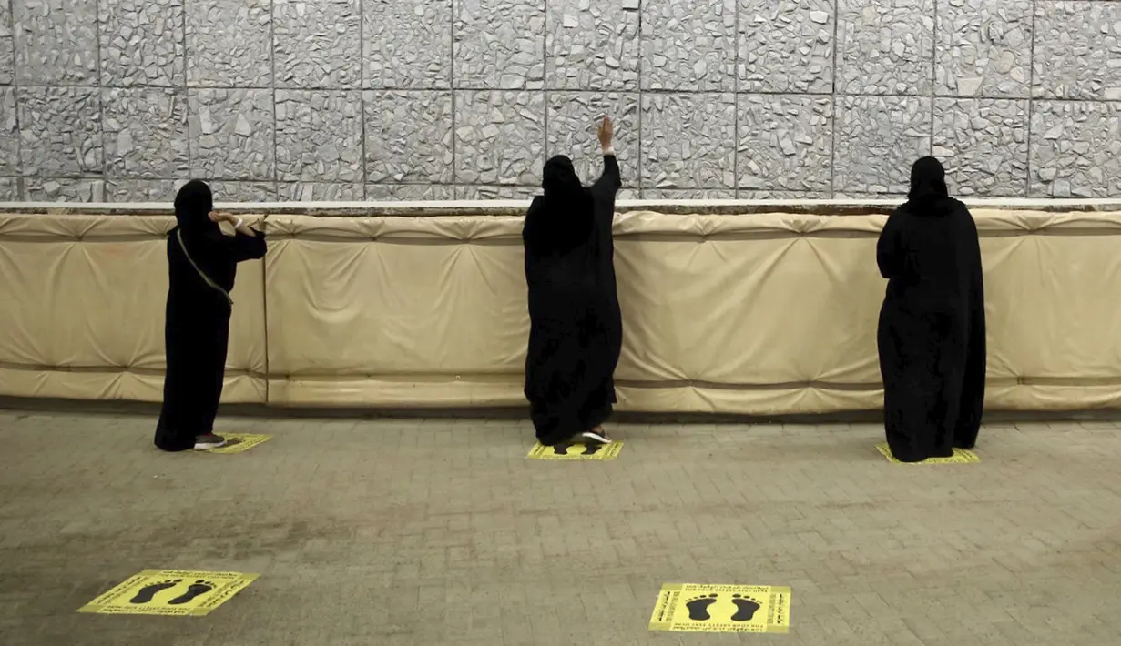 Jemaah haji melangsungkan lontar jumrah dengan menerapkan jaga jarak aman untuk menghindari penularan COVID-19 di Mina, Arab Saudi, Jumat (31/7/2020). Ritual melempar batu ke pilar ini menjadi simbol merajam setan. (AP Photo)