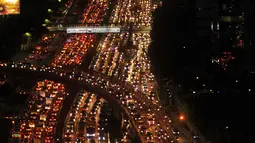 Kondisi Tol Dalam Kota arah Tol Cikampek menjelang libur panjang yang jatuh pada tanggal 5 dan 6 Mei, Jakarta, Rabu (4/5). Ribuan kendaraan terjebak macet di Kawasan Gatot Subroto. Foto diambil sekitar pukul 7 malam. (Liputan6.com/Gempur M Surya) 