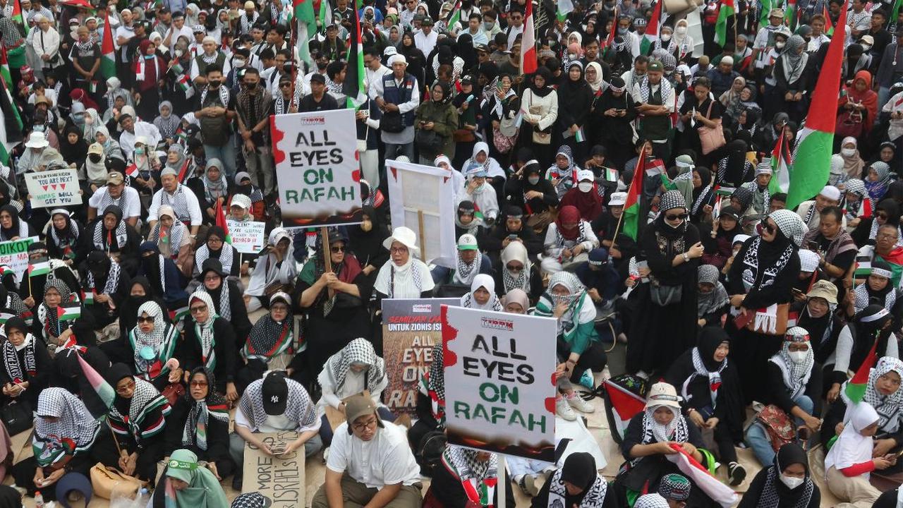 FOTO: Geruduk Kedubes AS, Massa Aksi Bela Palestina Serukan 'All Eyes On Rafah