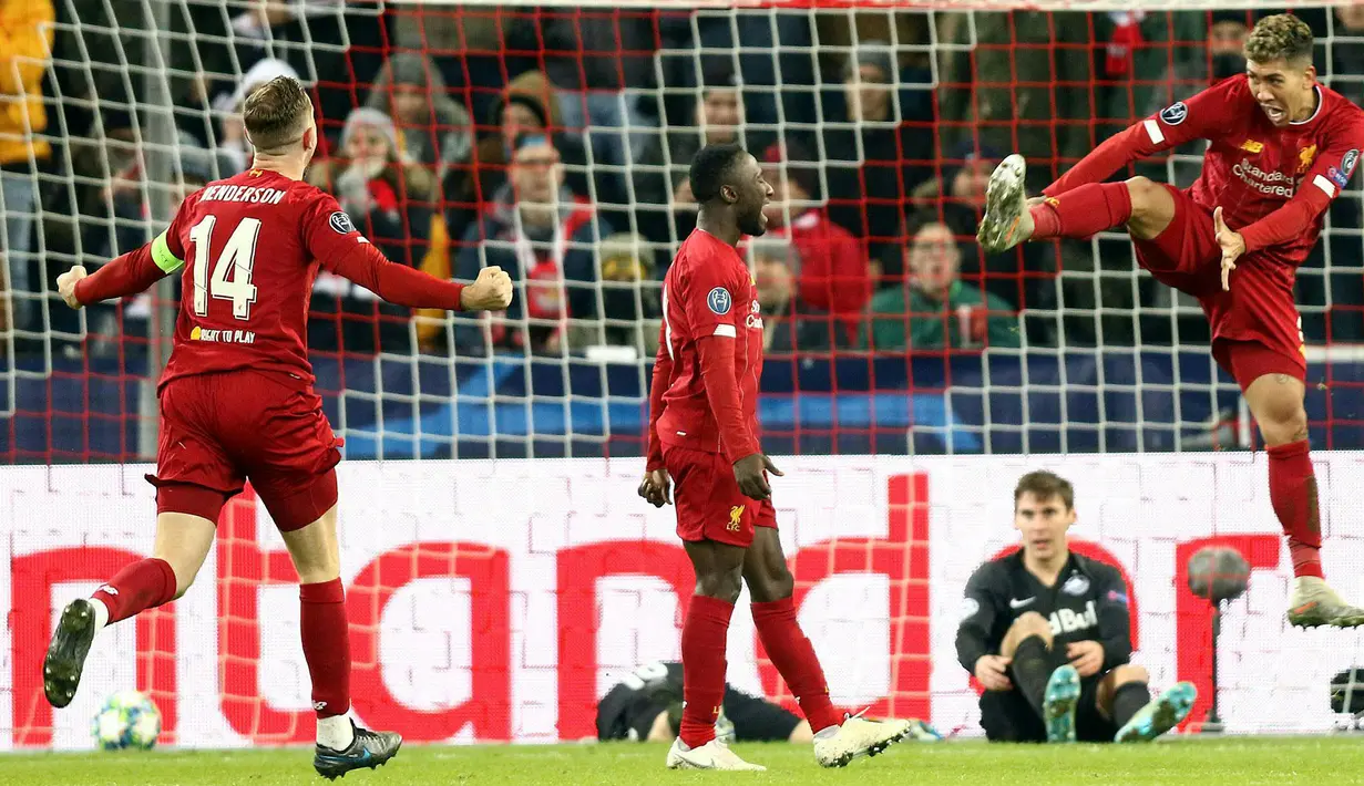 Pemain Liverpool Naby Keita (tengah), Jordan Henderson (kiri), dan Roberto Firmino (kanan) saat menghadapi Red Bull Salzburg pada pertandingan Grup E Liga Champions di Salzburg, Austria, Selasa (10/12/2019). Liverpool menang 2-0 dan lolos ke babak 16 besar Liga Champions. (KRUGFOTO/APA/AFP)