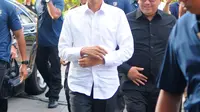 Capres nomor urut 01 Joko Widodo atau Jokowi saat tiba di Resto Plataran Menteng, Jakarta Pusat, Kamis (18/4). Jokowi enggan menjawab saat ditanya apa yang akan dibahas dalam pertemuannya dengan partai pendukungnya dalam Pemilu 2019. (Liputan6.com/Angga Yuniar)