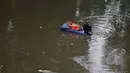 Masih banyak warga bantaran kali Ciliwung Jakarta yang memanfaatkan air kali untuk kehidupan sehari - hari. Tampak seorang pemulung mengumpulkan sampah plastik yang ada di kali Ciliwung Jakarta, Jumat (20/2/2015). (Liputan6.com/JohanTallo)