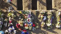 Foto udara lubang kuburan baru di Pemakaman Umum Santiago, pada Senin (7/6/2021). Otoritas kesehatan Chile melaporkan pada hari Senin bahwa jumlah kematian akibat pandemi virus corona telah melampaui 30.000 dan mengumumkan perpanjangan penutupan perbatasan hingga akhir Juni. (MARTIN BERNETTI/AFP)