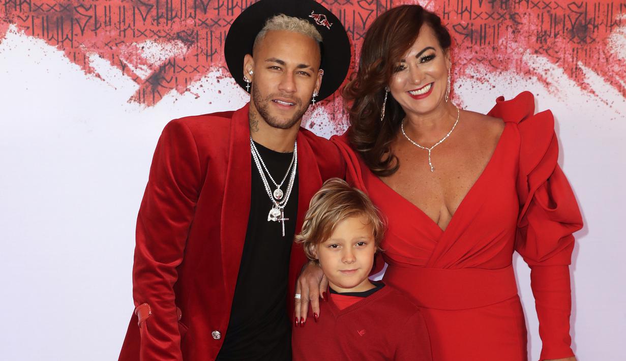 Pemain PSG, Neymar, berpose dengan ibu dan putranya saat merayakan pesta ulang tahun di Paris, Senin (4/1). Penyerang asal Brasil itu merayakan hari jadi yang ke-27 tahun dengan keadaan cedera. (AFP/Thomas Samson)