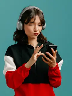 Melalui inisiatif ini,Meta ingin membantu menciptakan pengalaman online yang lebih aman dan sesuai usia bagi remaja Indonesia, sekaligus mendorong kolaborasi antara platform, pemerintah, komunitas, dan orangtua. [Dok/freepik.com/stockking]