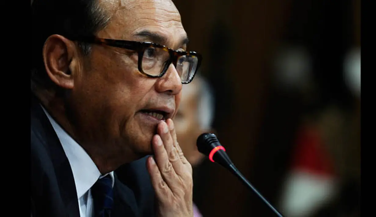Ketua Umum Kamar Dagang dan Industri (Kadin) Indonesia Suryo Bambang Sulisto memberikan keterangan tentang catatan awal tahun dan perkiraan ekonomi 2015 di Menara Kadin Jakarta, Kamis (22/1). (ANTARA FOTO/Wahyu Putro A)