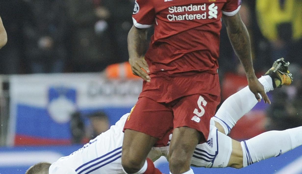 Pemain Liverpool, Georginio Wijnaldum (kanan) saat berebut bola dengan pemain Maribor, Dino Hotic pada laga Liga Champions grup E di Stadion Anfield, Liverpool, (1/11/2017). Liverpool menang 3-0. (AP/Rui Vieira)
