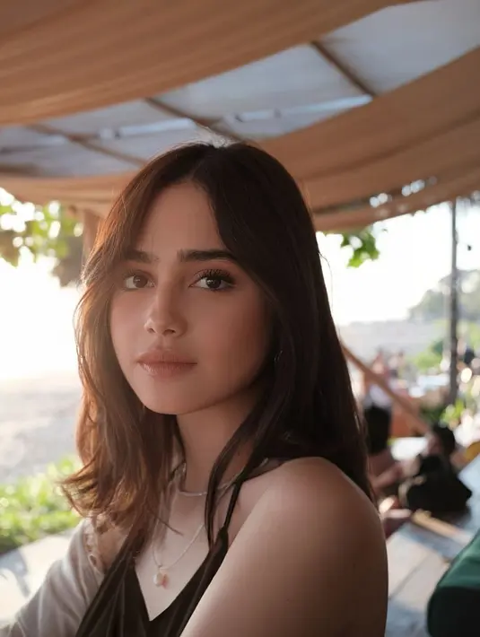 Ada beberapa foto yang diunggah Syifa Hadju memperlihatkan wajahnya yang dirias minimalis, dengan rambutnya yang sebahu dibiarkan tergerai. [Foto: Instagram/syifahadju]