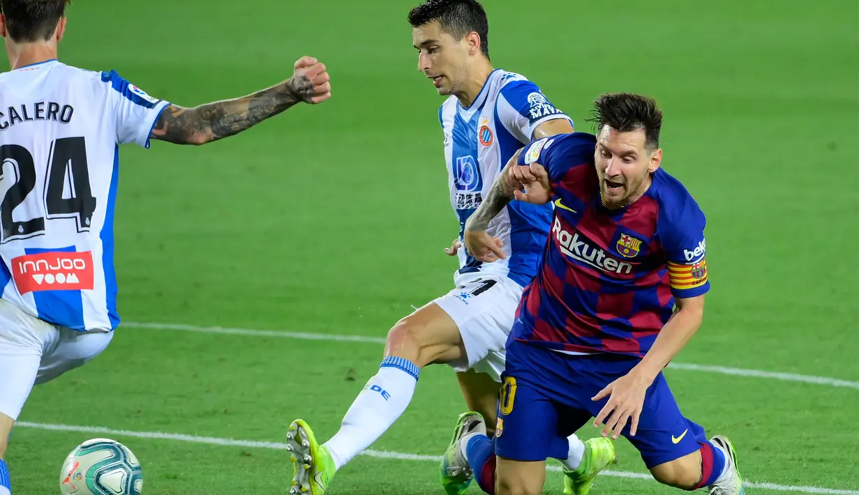 Mega bintang Barcelona, Lionel Messi, berebut bola dengan gelandang Espanyol, Marc Roca pada lanjutan pertandingan La Liga Spanyol di Camp Nou, Kamis (9/7/2020) dini hari WIB.  Barcelona menang tipis 1-0 atas Espanyol lewat gol yang dicetak Luis Suarez. (LLUIS GENE / AFP)