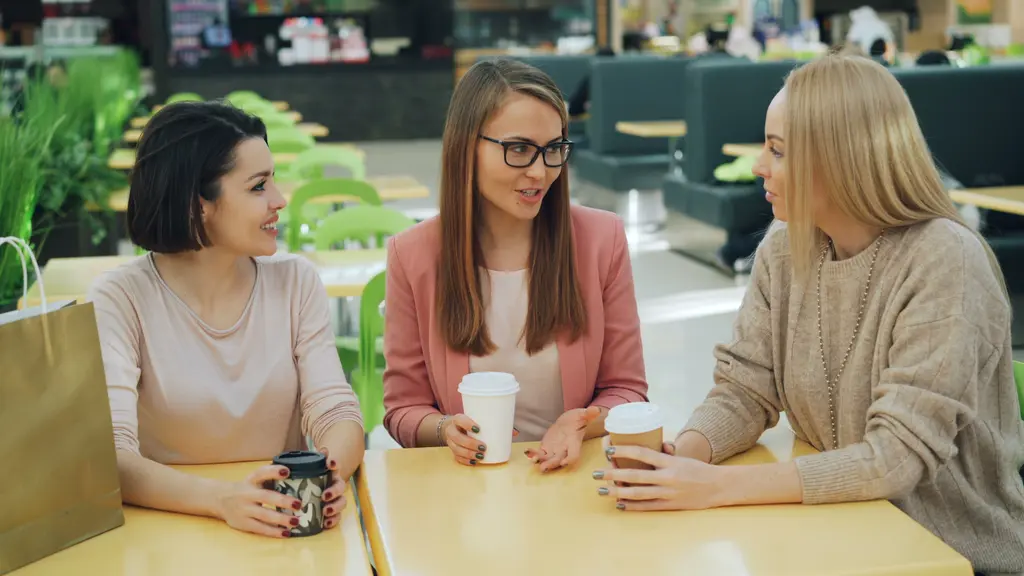 Agar reuni terasa lebih menyenangkan, yuk pahami cara menghadapi perbandingan karier tanpa kehilangan rasa percaya diri. [Dok/Pexels.com/Vitaly Gariev].