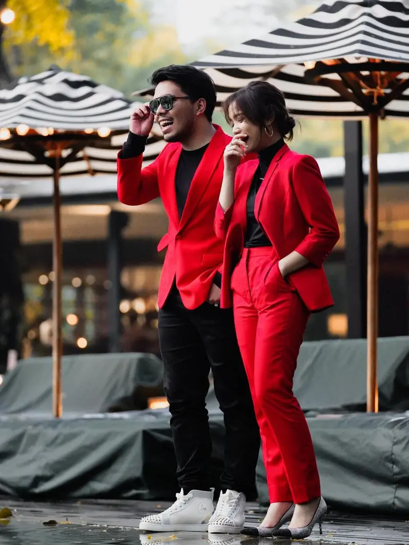 Fuji dan Thariq Halilintar serasi mengenakan jas couple warna merah (Foto: Instagram/@thariqhalilintar)