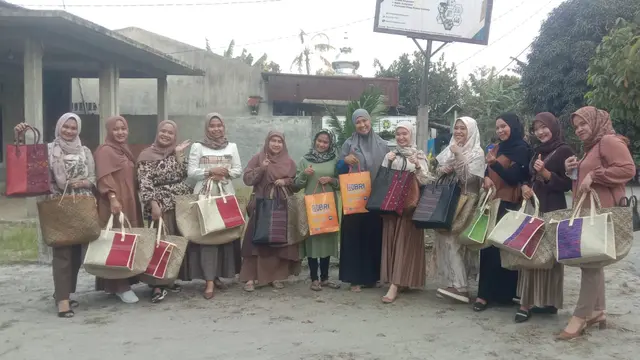 Para perempuan Desa Pantai Cermin kanan, kabupaten Serdang Bedagai Sumatera Utara, perajin anyaman pandan.