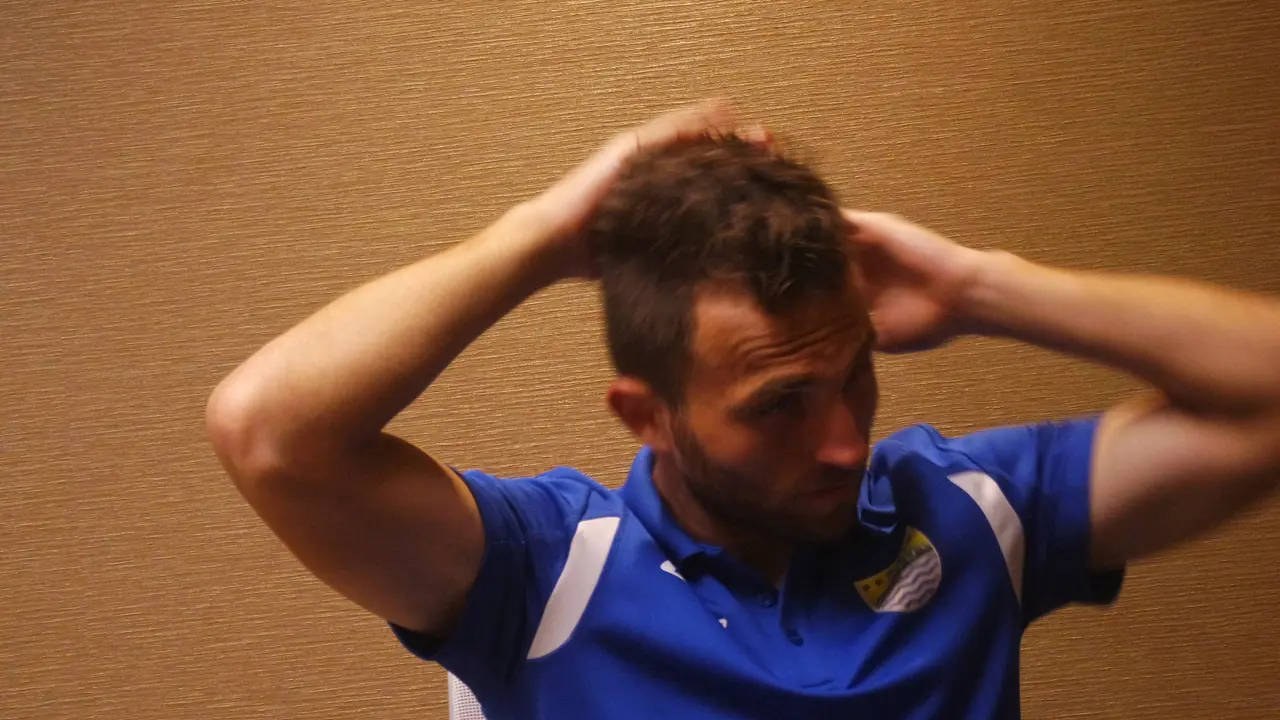 Ilija Spasojevic merapihkan rambut.