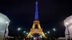Menara Eiffel di Paris diterangi dengan warna bendera Ukraina, pada 23 Februari 2024. (Ludovic MARIN/AFP)