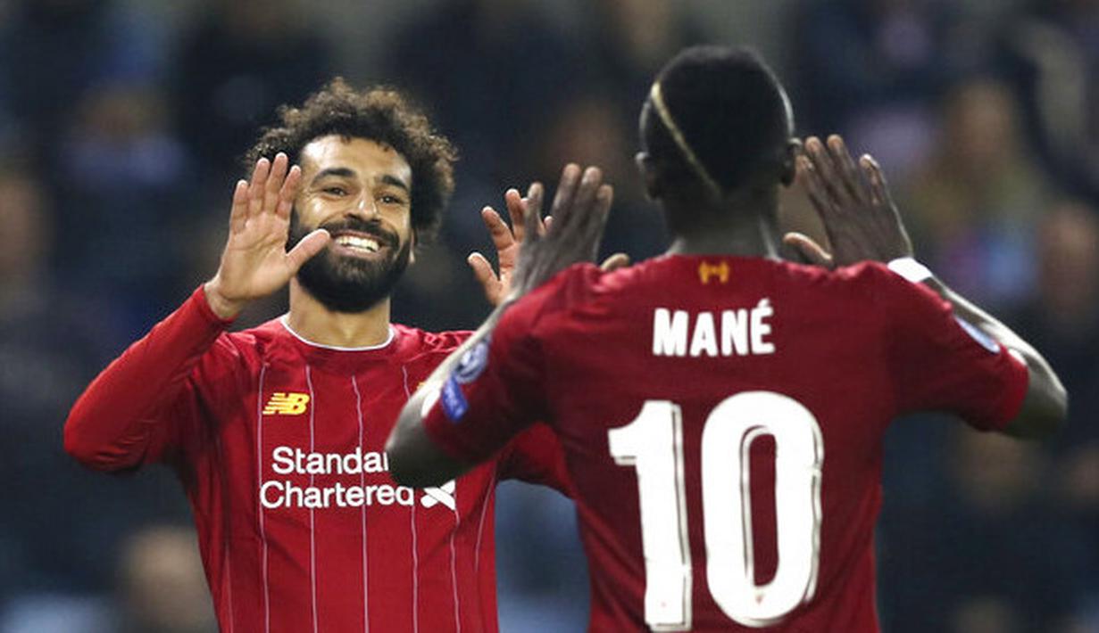 Penyerang Liverpool, Mohamed Salah bersama Sadio Mane merayakan gol ke gawang KRC Genk pada laga Liga Champions 2019 di KRC Genk Arena, Rabu (23/10). Liverpool menang 4-1 atas KRC Genk. (AP/Francisco Seco)