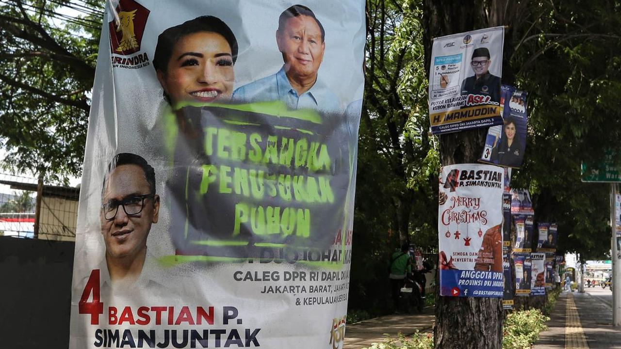 Di tengah musim Pemilu 2024, berbagai alat peraga kampanye mulai dari poster hingga baliho tersebar di berbagai sudut kota. Namun, tak sedikit poster-poster calon legislatif hingga calon presiden dan calon wakil presiden yang dipasang pada pohon.