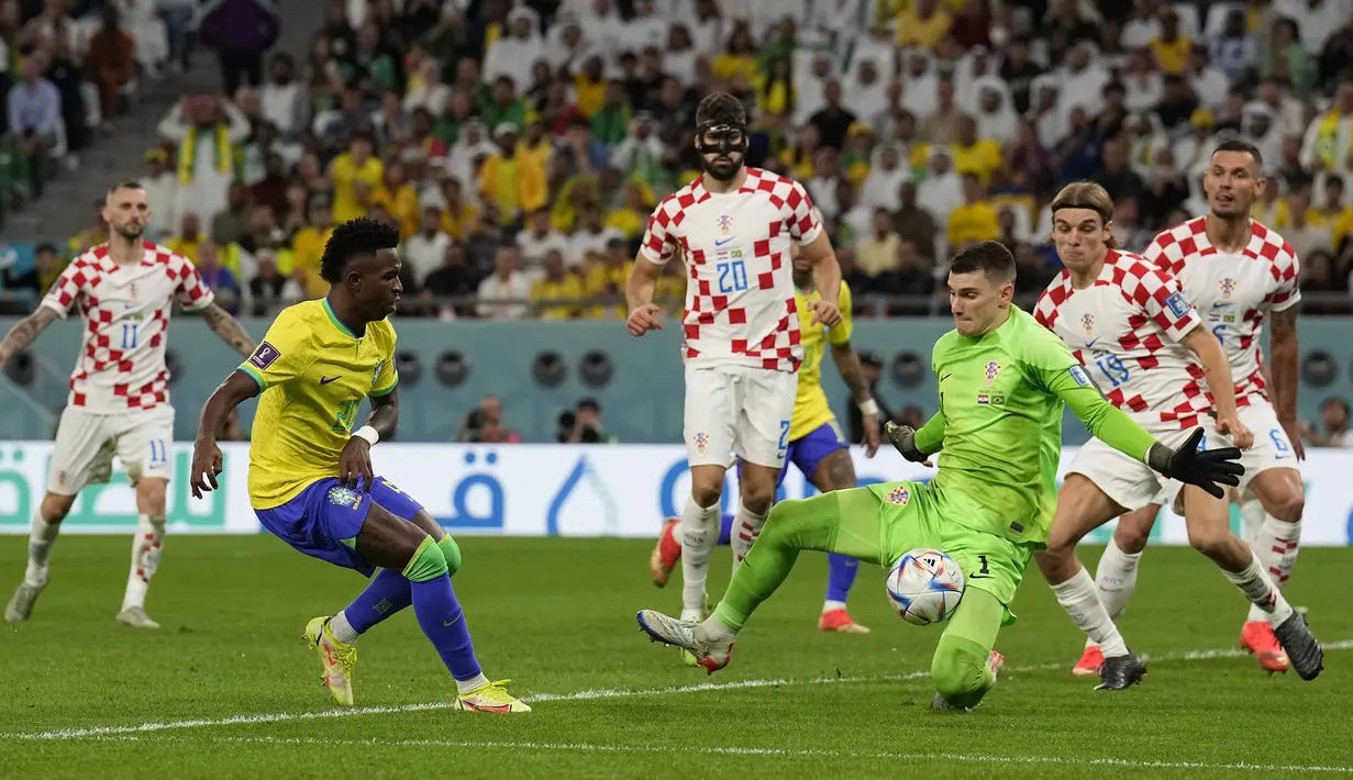 Namun penampilan brilian kiper Kroasia, Dominik Livakovic menjadi batu sandungan Timnas Brasil. Setidaknya ada 6 peluang matang yang mampu dipatahkannya sepanjang 90 menit pertandingan. (AP/Martin Meissner)