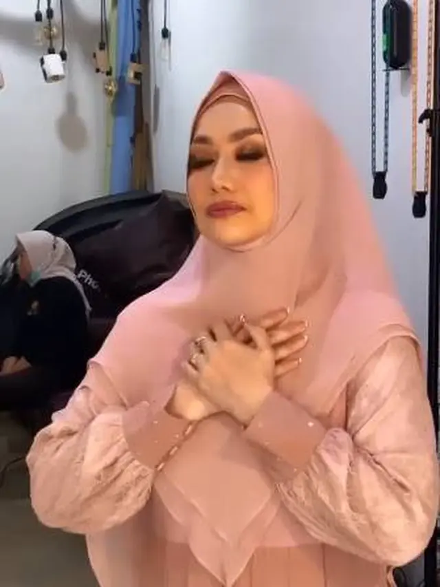 Duet Bareng Opick, Ini 7 Pemotretan Reza Artamevia Saat Berhijab