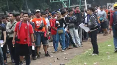 Suporter tim Persija mengantre menukarkan voucher on-line dengan tiket masuk Stadion GBK di Lapangan Blok S, Jakarta, Minggu (9/12). Mereka akan menyaksikan laga penentuan gelar juara Persija di Liga 1 Indonesia 2018. (Liputan6.com/Helmi Fithriansyah)