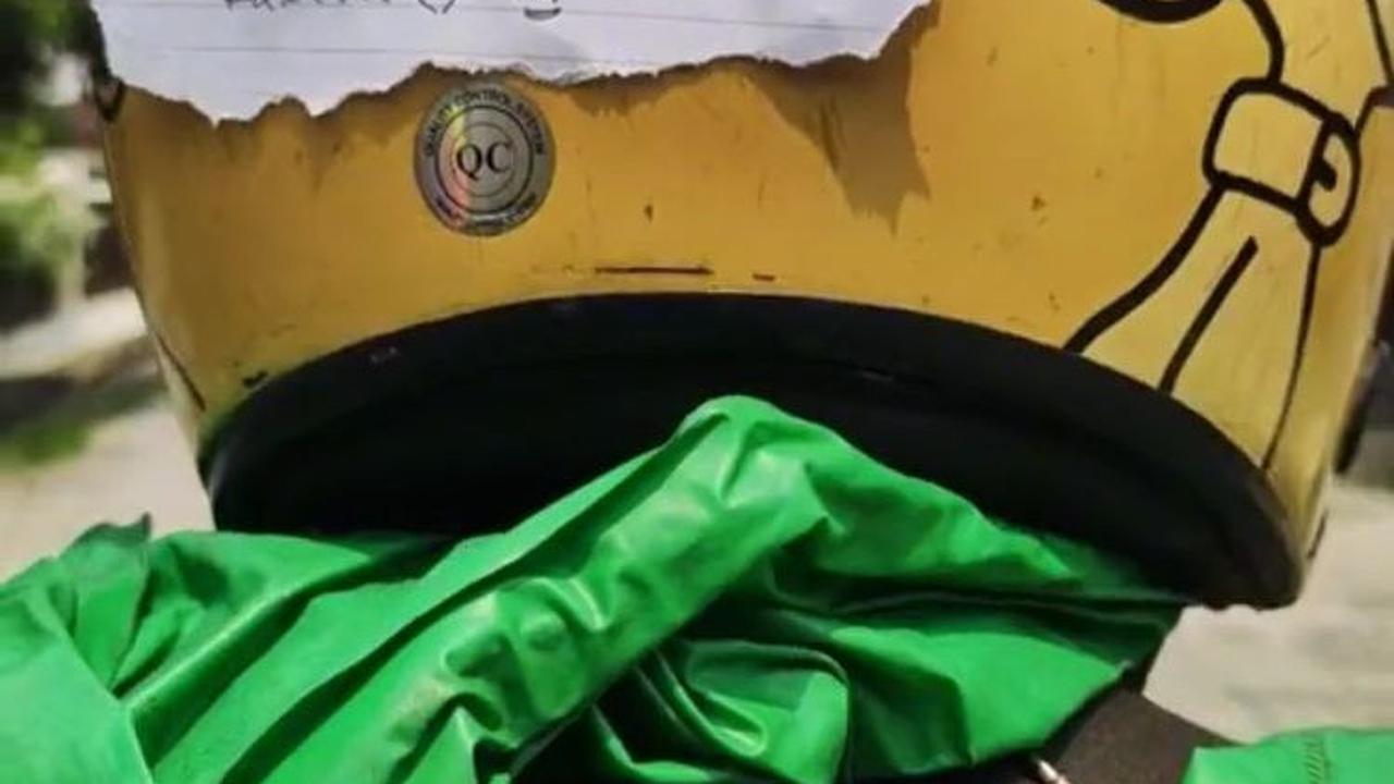 Viral Driver Ojol Tak Bisa Ngebut karena Sudah Tua, Anaknya Tuliskan Pesan Ini di Helm