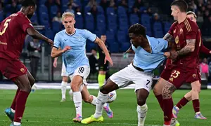 Gelandang Lazio, Fisayo Dele-Bashiru (kedua kanan) berebut bola dengan Gianluca Mancini (AS Roma) saat laga pekan ke-32 Serie A Italia musim 2024/2025 di Stadion Olimpico, Roma, 13 April 2025 atau Senin (14/4/2025) dini hari WIB. (Tiziana FABI/AFP)