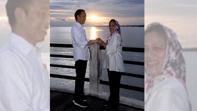 Potret kemesraan Jokowi dan Iriana saat menikmati senja di Kabupaten Kaimana, Papua Barat. (Dok BPMI Setpres)