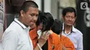Tersangka dihadirkan saat pengungkapan kasus narkoba jenis liquid di Jakarta, Senin (28/10/2019). Satuan Dit Resnarkoba Polda Metro Jaya berhasil mengungkap sindikat pembuat sekaligus penjual narkoba jenis tembakau gorila yang diperdagangkan via online. (merdeka.com/Iqbal S. Nugroho)