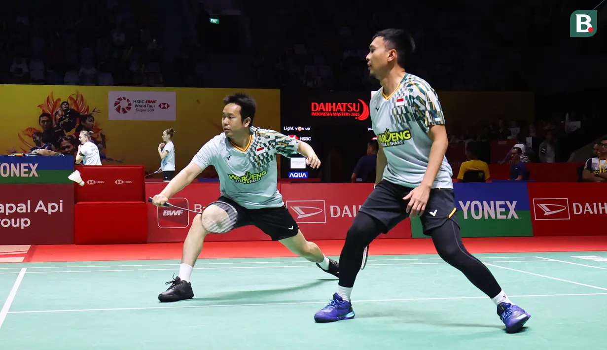 Ganda putra Indonesia, Mohammad Ahsan/Hendra Setiawan, melawan wakil Malaysia, unaidi Arif/Roy King Yap di babak 16 besar Indonesia Masters 2025 di Istora Senayan Jakarta, Kamis (23/1/2025). (Bola.com/Abdul Aziz)