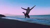 Ilustrasi bahagia, menikmati hidup, bebas, semangat. (Photo by Samir Jammal: https://www.pexels.com/photo/man-jumping-during-sunset-on-a-beach-2041832/)