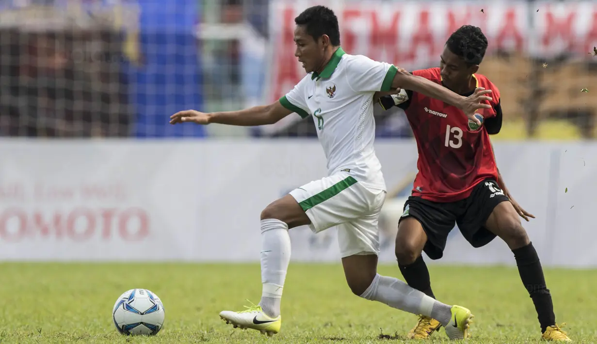 Gelandang Timnas Indonesia, Evan Dimas, berusaha melewati pemain Timor Leste pada laga SEA Games di Stadion MPS, Selangor, Minggu (20/8/2017). Indonesia menang 1-0 atas Timor Leste. (Bola.com/Vitalis Yogi Trisna)