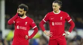 Pemain Liverpool, Mohamed Salah dan Darwin Nunez tampak lesu setelah ditaklukkan Everton pada laga Liga Inggris dalam duel tunda pekan ke-29 Premier League 2023/2024, Kamis (25/4/2024). The Reds tumbang dua gol tanpa balas. (AP Photo/Jon Super)