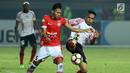  Bek Persija, Vava Mario Yagalo (tengah) berebut bola dengan pemain Persipura Addison Alves saat lanjutan Liga 1 Indonesia di Stadion Patriot Candra Bhaga, Bekasi, Sabtu (8/7). Persija ditahan imbang 1-1 oleh Persipura. (Liputan6.com/Helmi Fithriansyah)