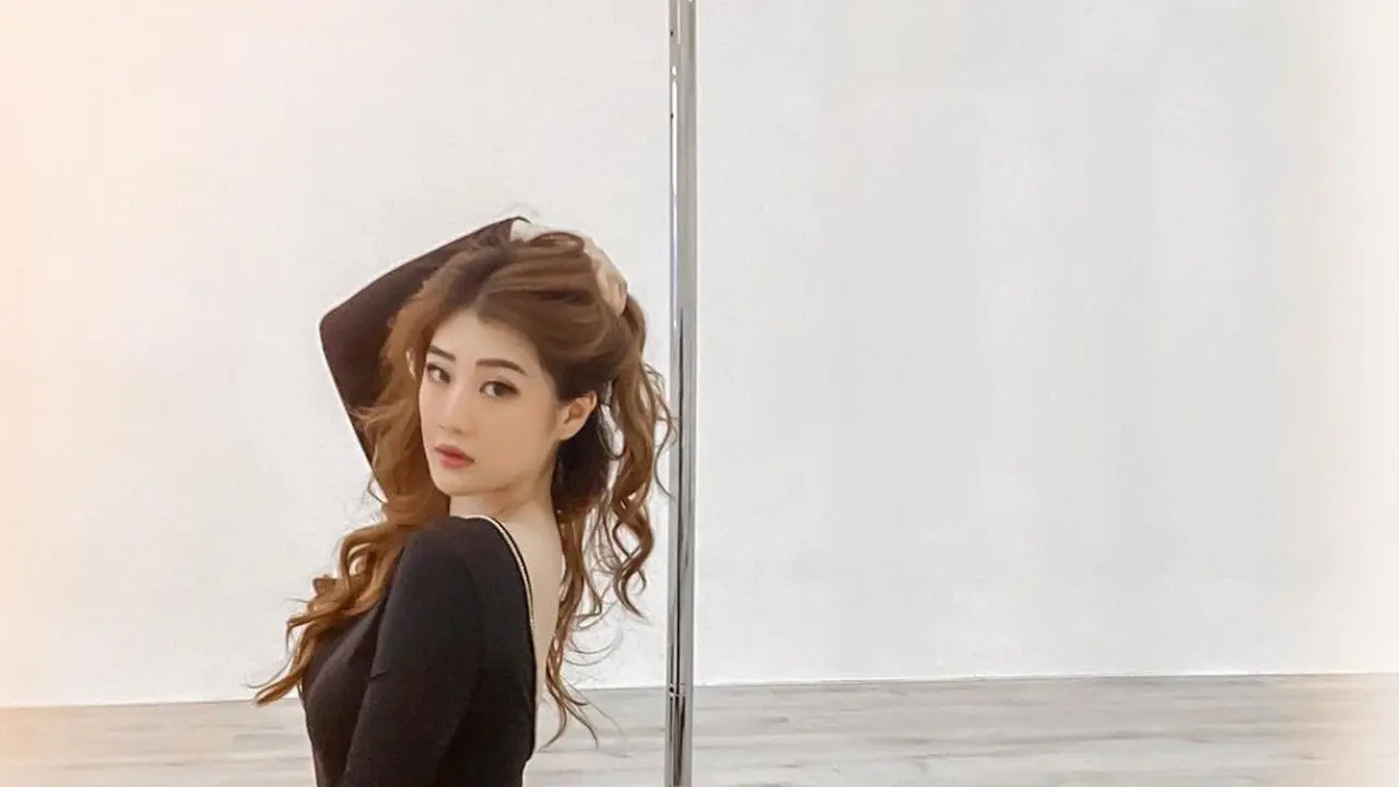 Esther Gracia juga dikenal sebagai guru Pole Dance.