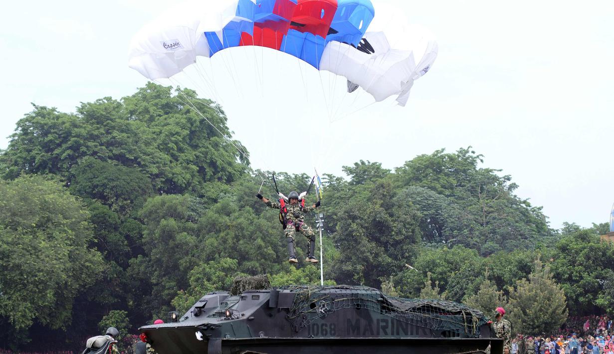 Peterjun Marinir memeragakan ketepatan mendarat saat upacara HUT Korps Marinir ke-72 di Kesatrian Marinir Hartono, Cilandak, Jakarta, Rabu (15/11). HUT Marinir ke-72 bertema Marinir Prajurit Pejuang dan Profesional. (Liputan6.com/Helmi Fithriansyah)