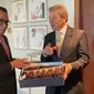 Menhub Budi Karya Sumadi bertemu Presiden International Civil Aviation Organization (ICAO) Salvatore Sciacchitano di Changi Aviation Summit 2022 di Singapura. (Dok Kemenhub)