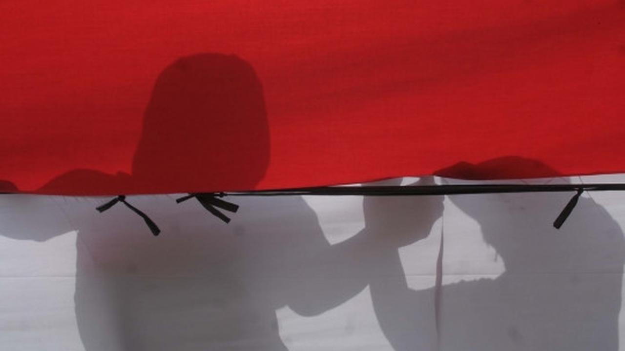 Sambut 17 Agustus, kaum hawa lomba jahit bendera merah putih raksasa