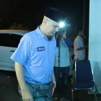 Ahmad Dhani tampil dengan peci hitam dan sarung saat datang ke rumah Anang Hermansyah untuk melayat ibunda Ashanty yang meninggal dunia. (Adrian Putra/Bintang.com)